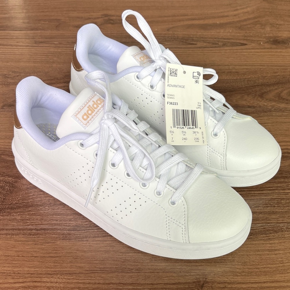 Women’s Adidas Advantage Leather Sneakers 7 NWT